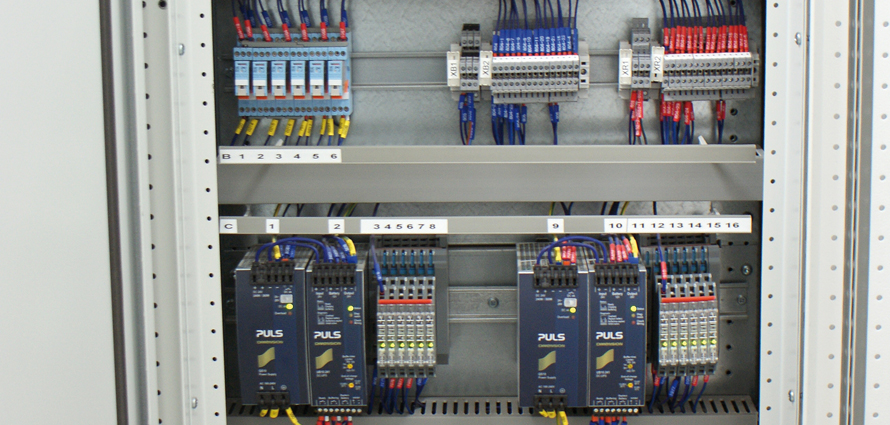 Stable, secure 24 V DC circuits delivered by the LUTZE LOCC-Box - Friedrich Lütze GmbH